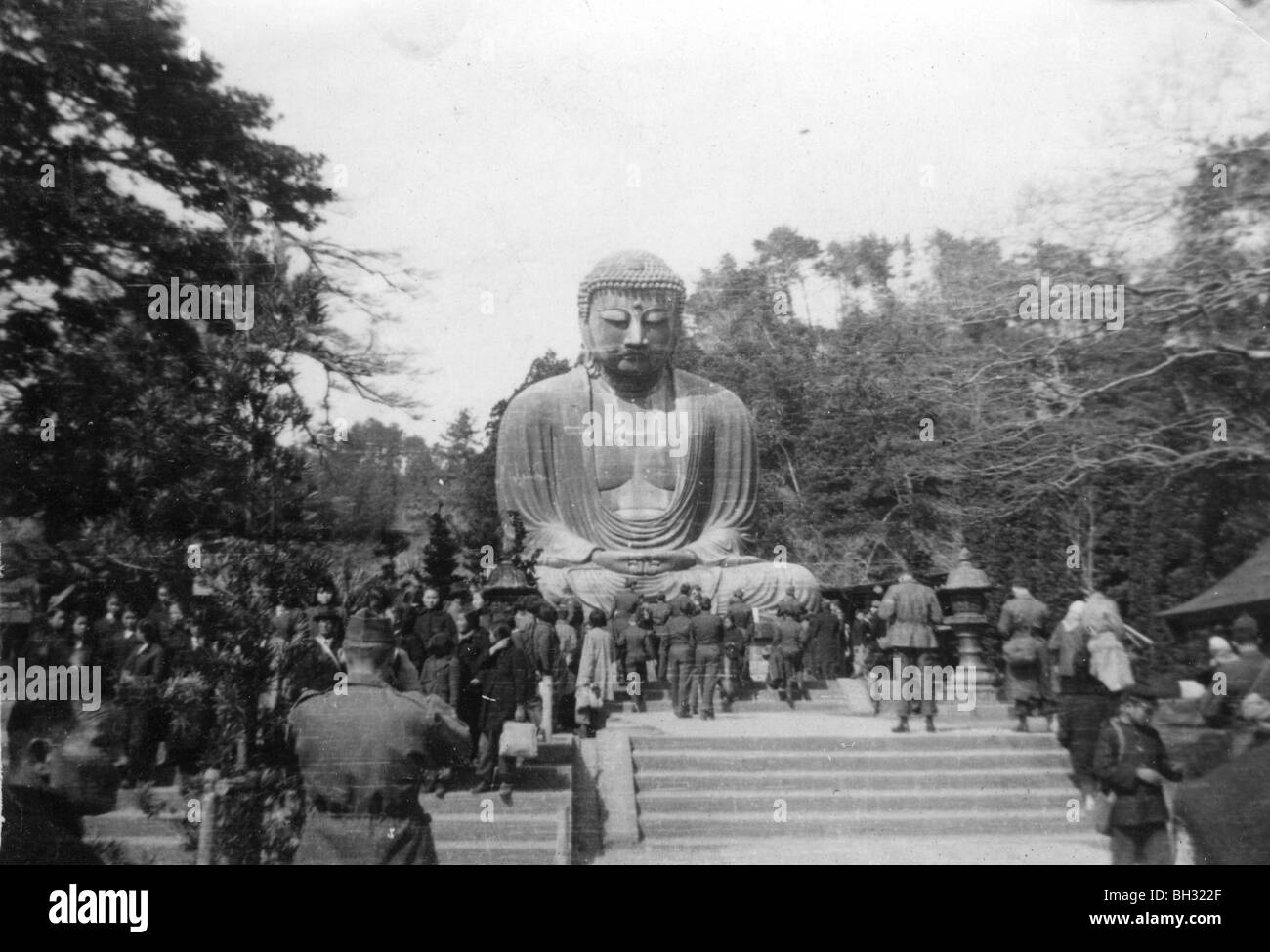 Amerikanische GIs besuchen der große Buddha von Kamakura ist eine Bronzestatue des Amida Buddha auf dem Gelände des Kotokuin-Tempels. Stockfoto