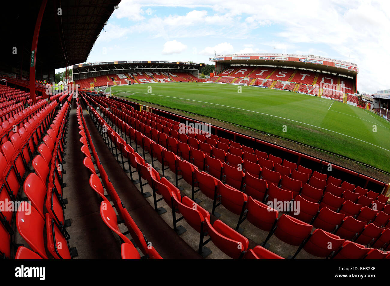 Blick ins Innere Ashton Gate Stadium, Bristol. Haus von Bristol City Football Club Stockfoto