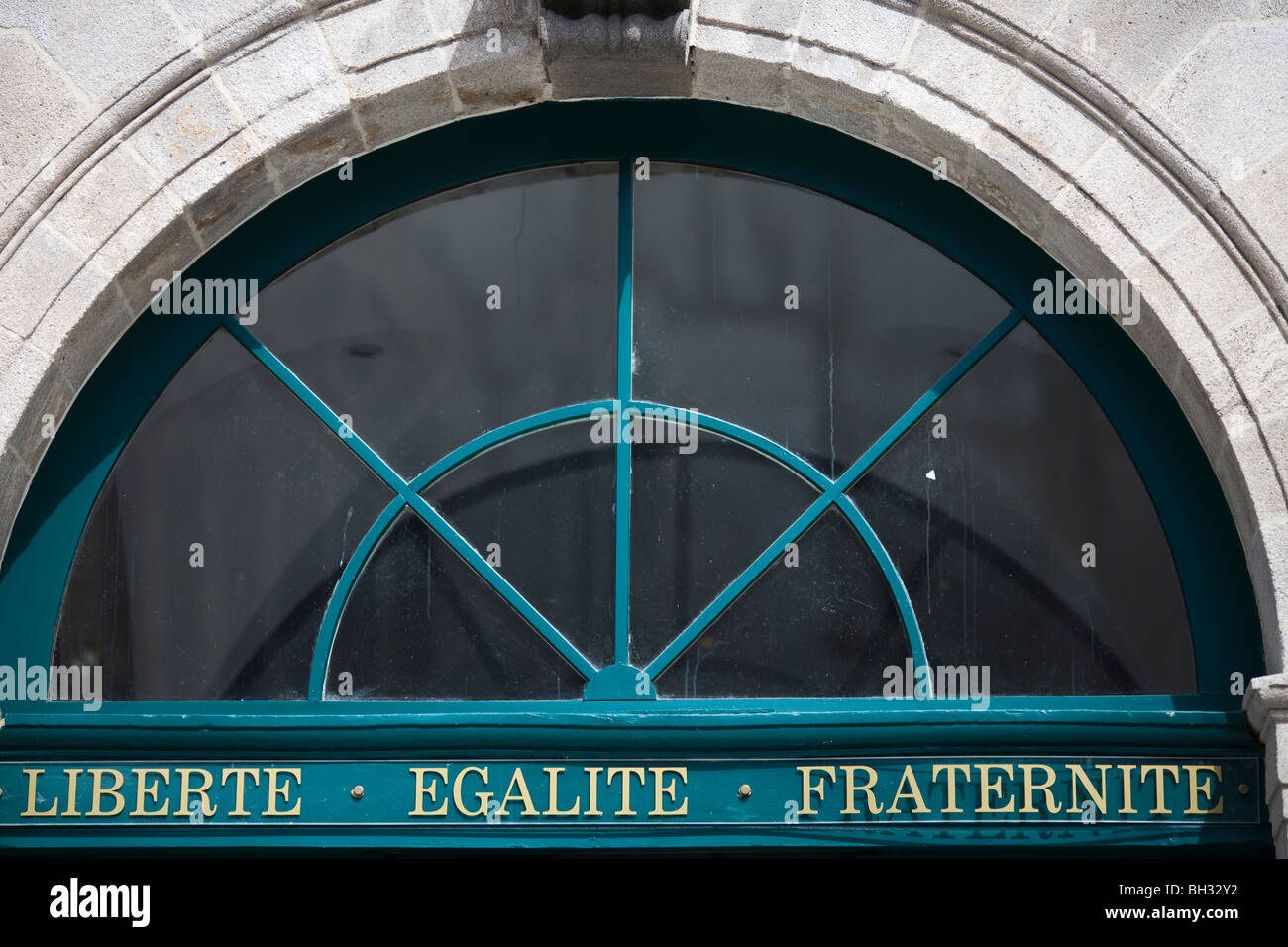 Das Motto "Liberte, Egalité, Fraternité" an der Tür des Rathauses, Stadt Quimper, Frankreich Stockfoto