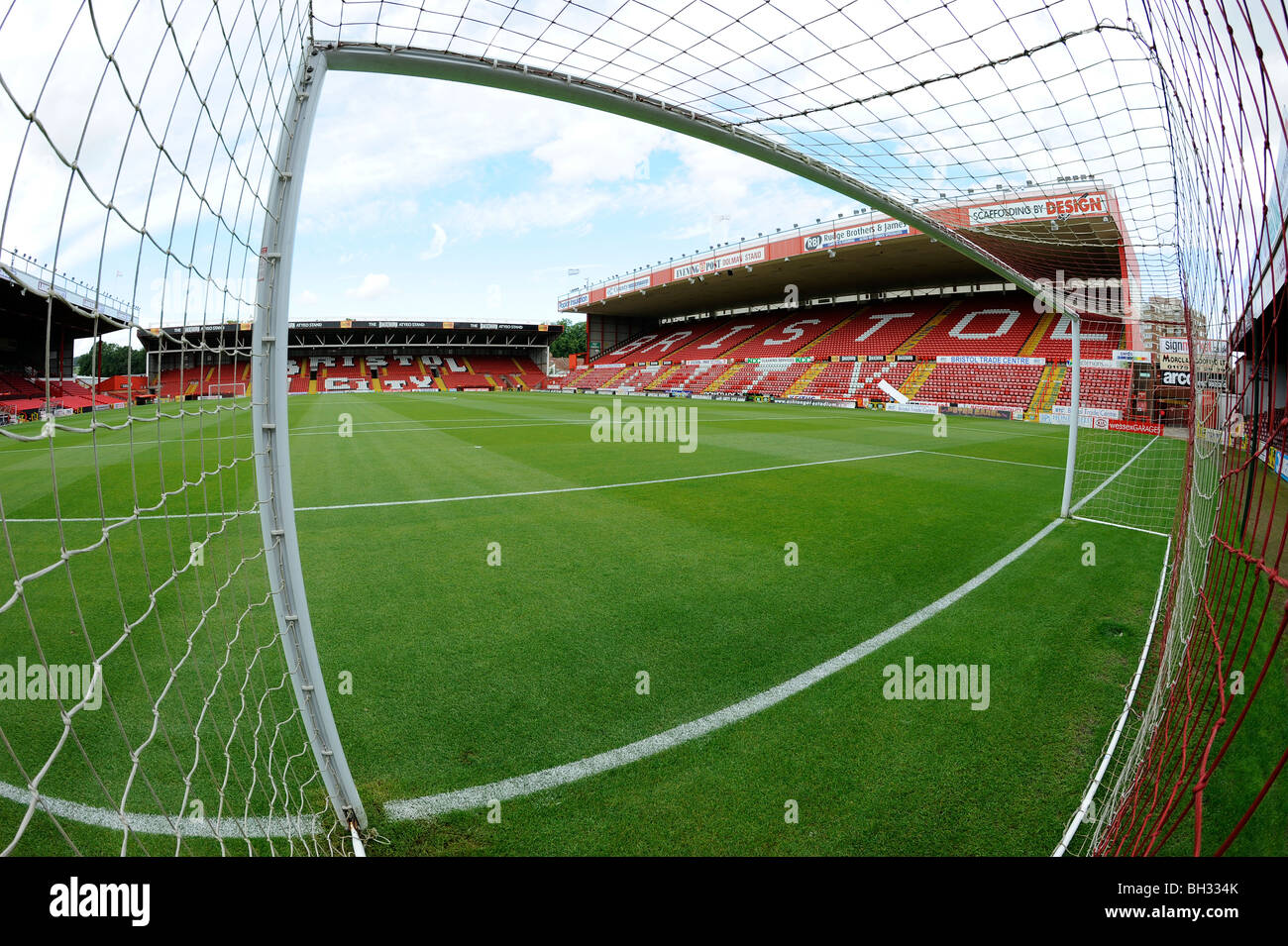 Blick ins Innere Ashton Gate Stadium, Bristol. Haus von Bristol City Football Club Stockfoto