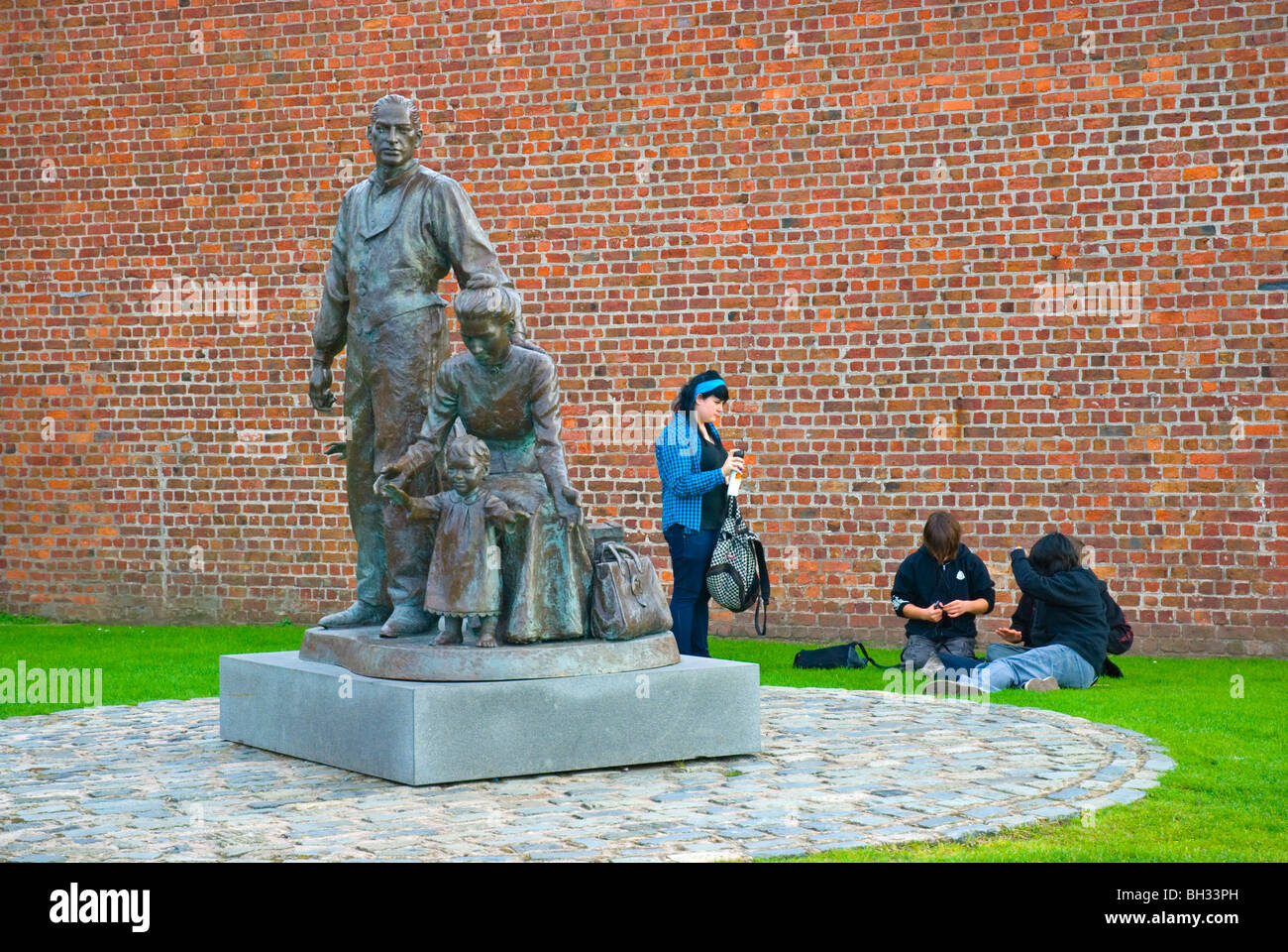 Menschen bei Legacy Skulptur an Albert Dock in Liverpool England UK Europa Stockfoto