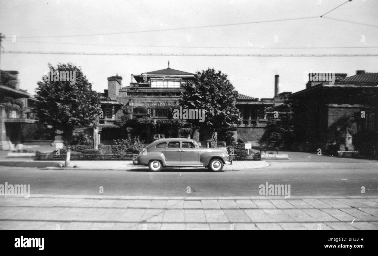Straßenszene mit Haus und 1940er Jahren Automobil in Japan nach dem zweiten Weltkrieg während der amerikanischen Besatzung. Stockfoto