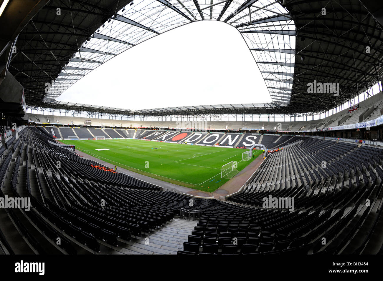 Innenansicht des Stadions: MK (auch bekannt als Denbigh Stadion), Milton Keynes. Haus der MK Dons Football Club. Stockfoto