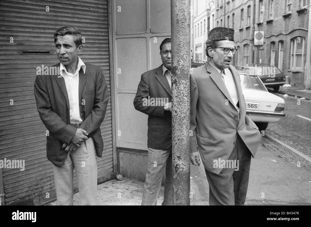 Tower Hamlets East London Gruppe von asiatischen muslimischen Männern. 70ER JAHRE GROSSBRITANNIEN 1978 HOMER SYKES Stockfoto