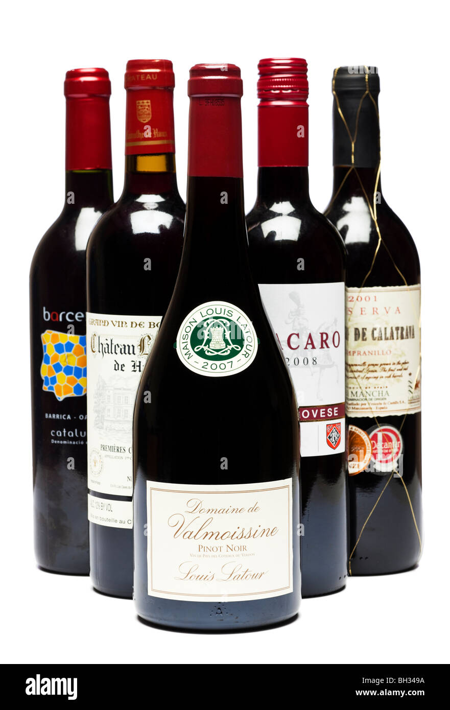 Gruppe von Flaschen Wein - rot Wein schneiden aus weißem Hintergrund Silo isoliert Stockfoto