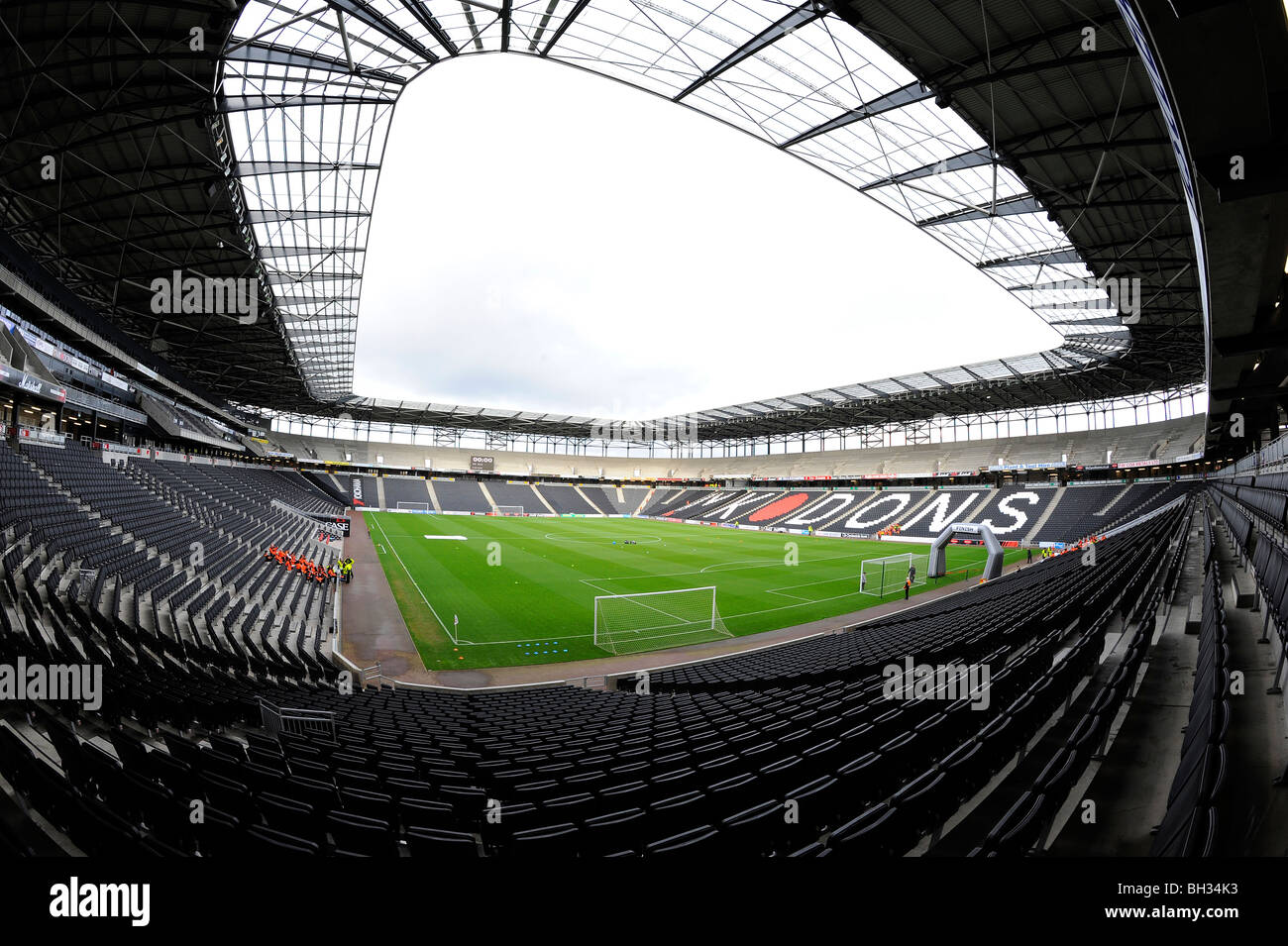 Innenansicht des Stadions: MK (auch bekannt als Denbigh Stadion), Milton Keynes. Haus der MK Dons Football Club. Stockfoto