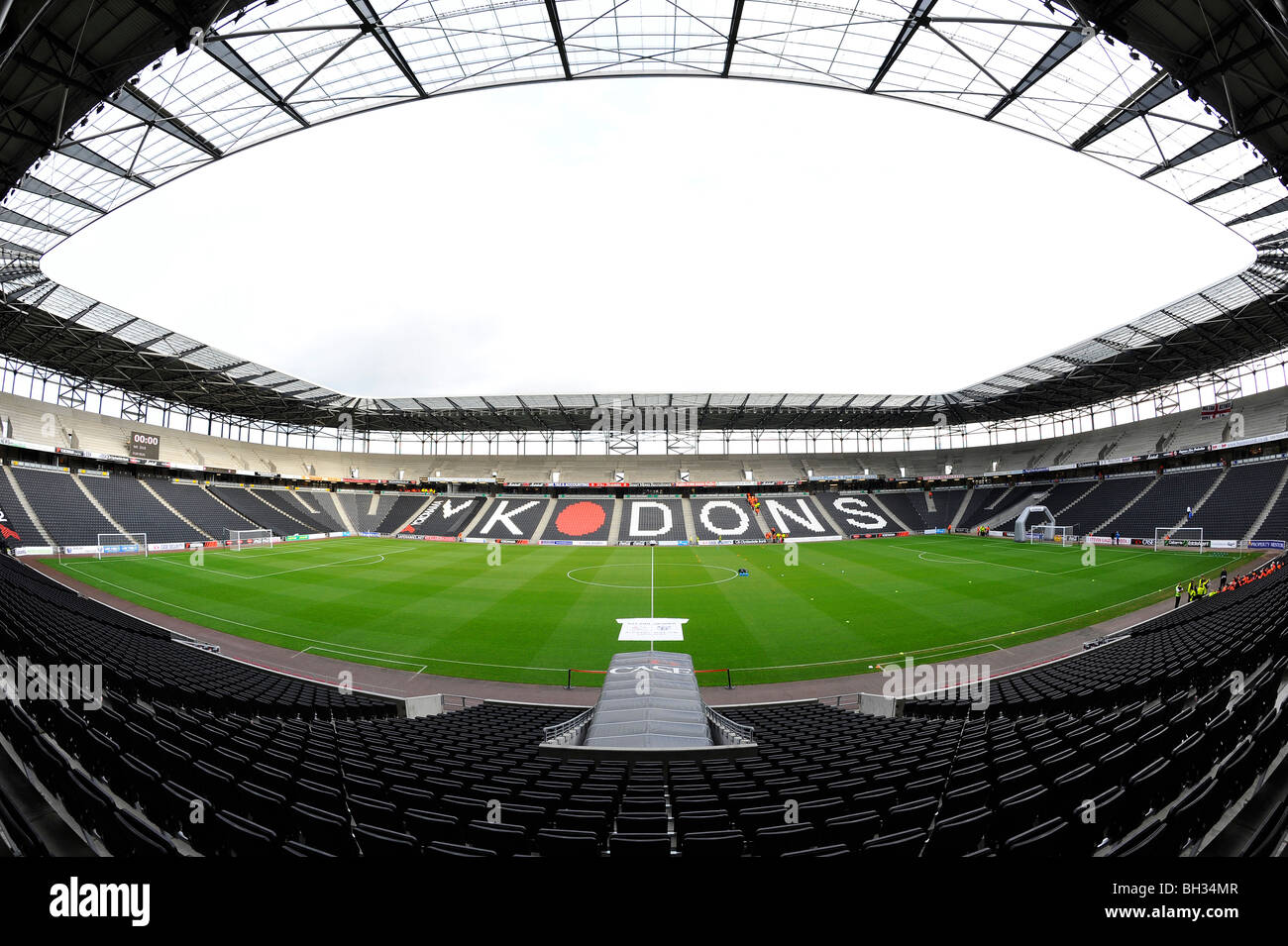 Innenansicht des Stadions: MK (auch bekannt als Denbigh Stadion), Milton Keynes. Haus der MK Dons Football Club. Stockfoto