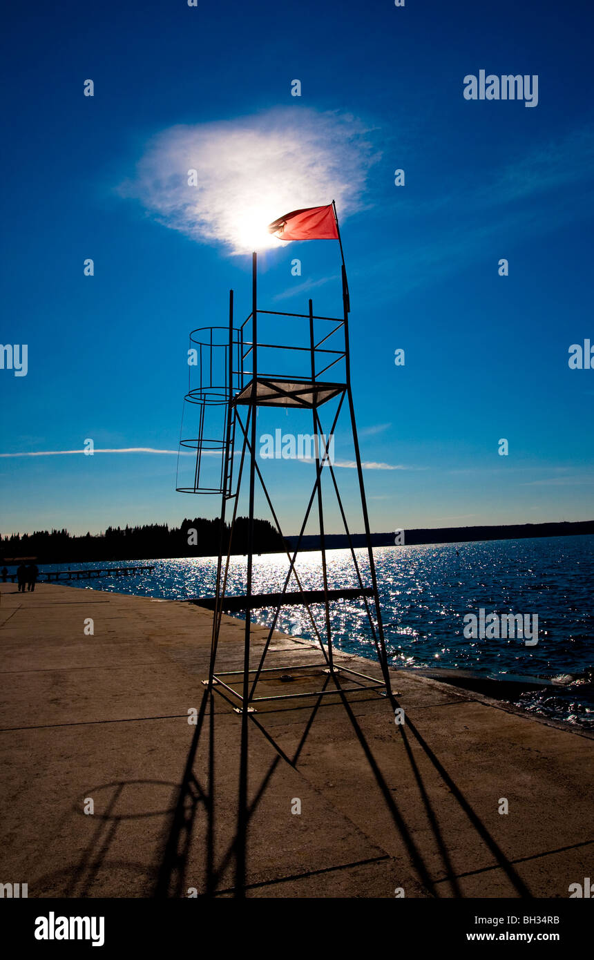 Rettungsschwimmer-Turm an einem Strand mit roten Fahne markiert geschlossen Strand und Baden verboten. Stockfoto