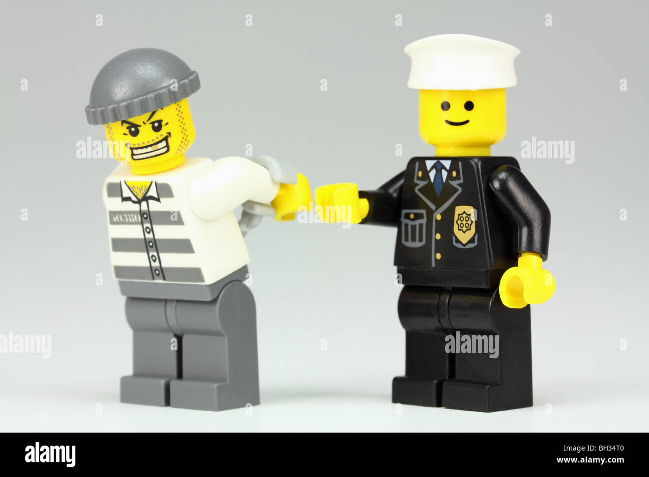 LEGO Polizist einen Verbrecher verhaften Stockfoto
