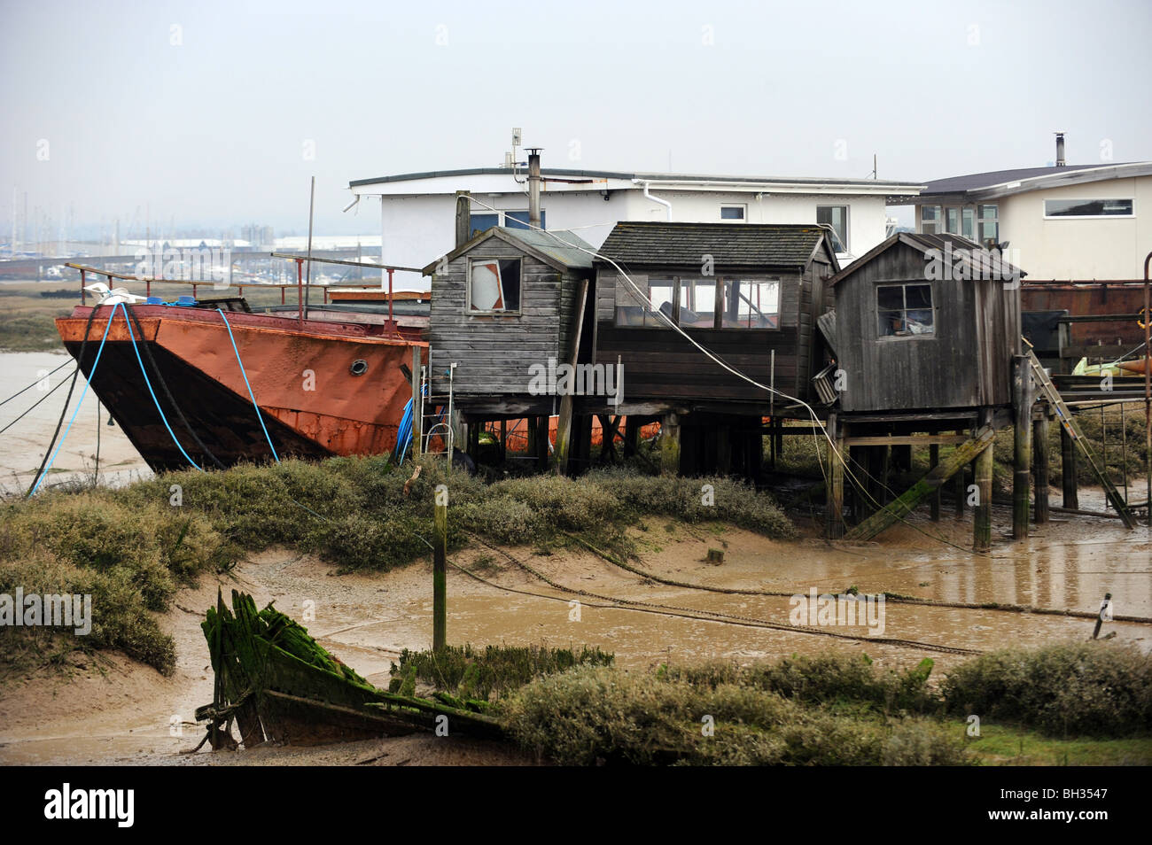 Hausboote auf dem Fluss Adur in Shoreham auf dem Seeweg vor Anker Stockfoto