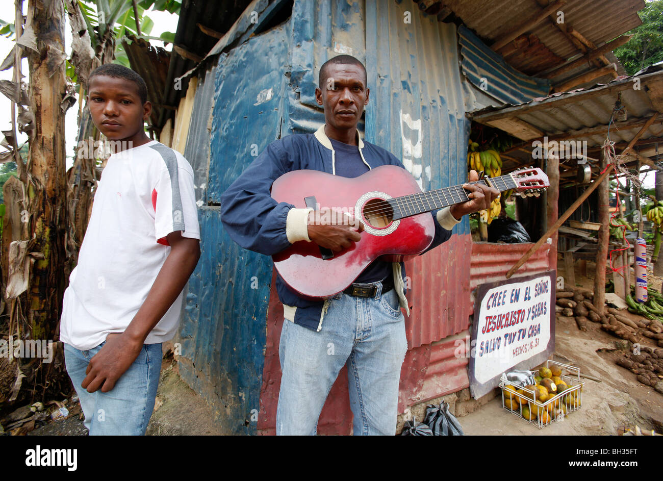 Mann mit der Gitarre an einem Straßenrand stehen, Halbinsel Samana, Dominikanische Republik Stockfoto