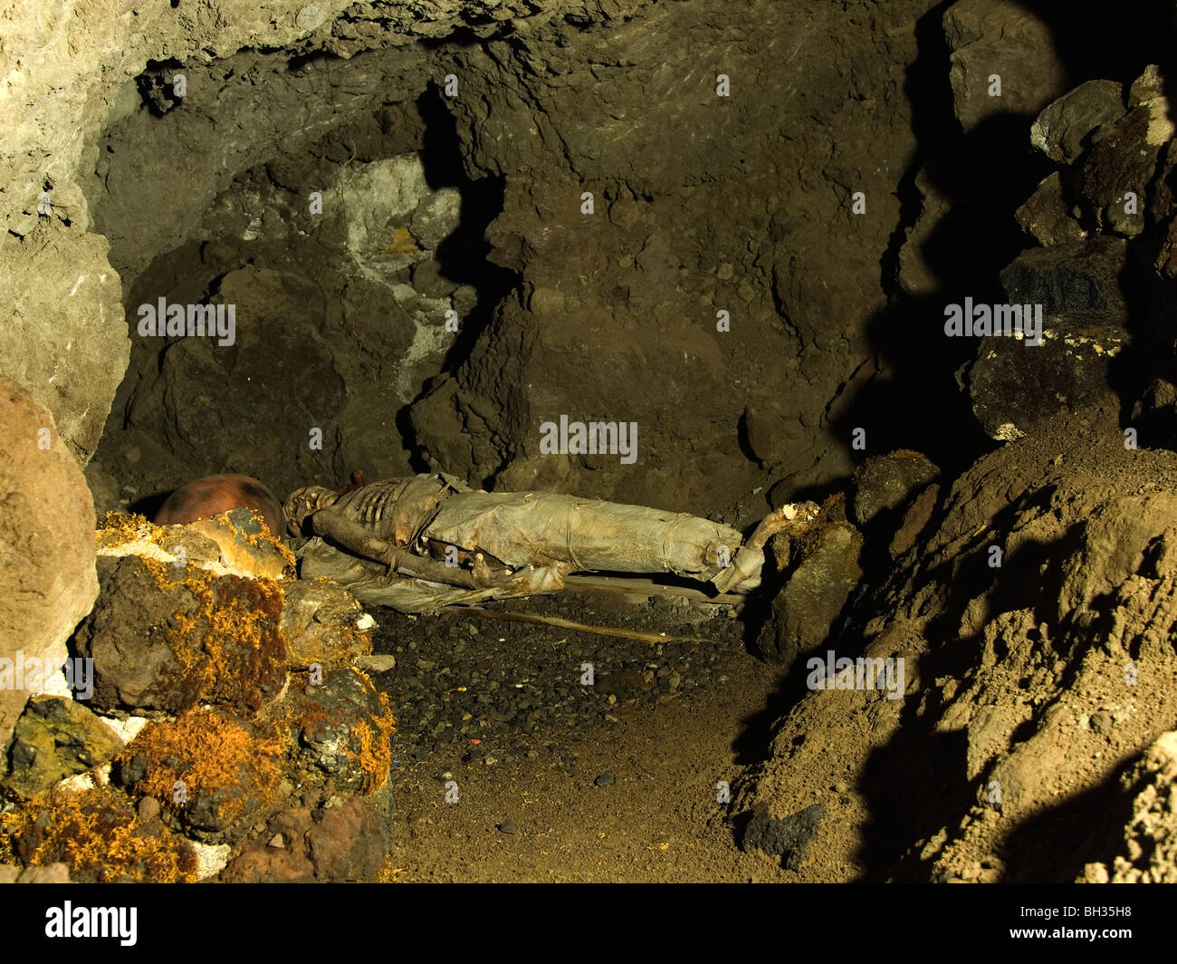 A mock-up einer Mumie eines hochrangigen Guanchen oder vorspanischen Ureinwohner Teneriffas in einer Höhle in einem Park in Icod de Los Vinos Stockfoto