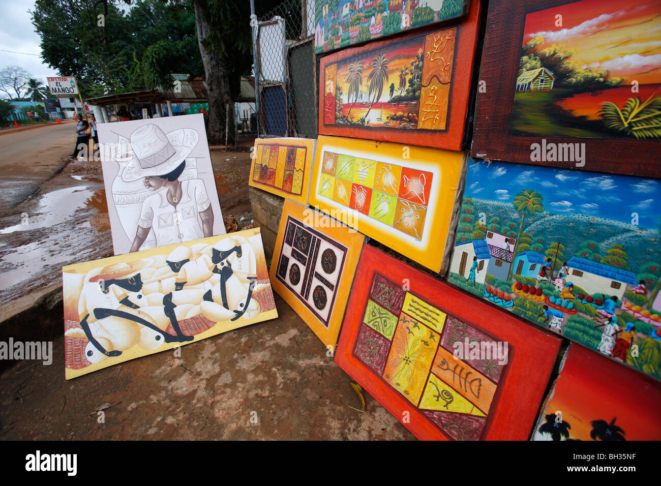 Bilder auf dem Display, am Straßenrand Galerie, Las Galeras, Halbinsel Samana, Dominikanische Republik Stockfoto