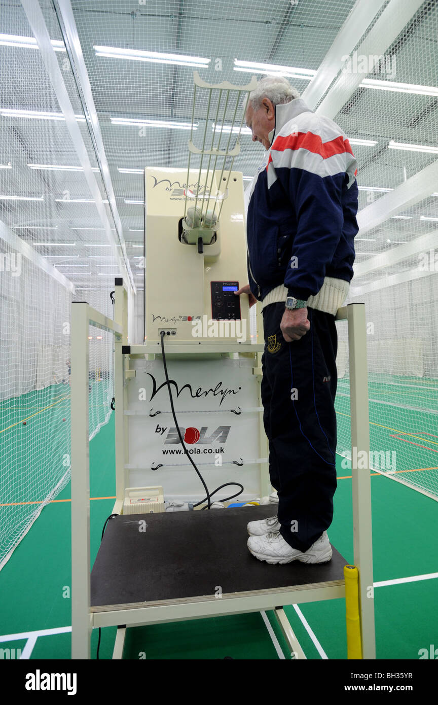 Sussex-Cricket-Trainer mit Merlyn von BOLA Spin bowling-Maschine in der Praxis-Netze in der Reithalle Stockfoto