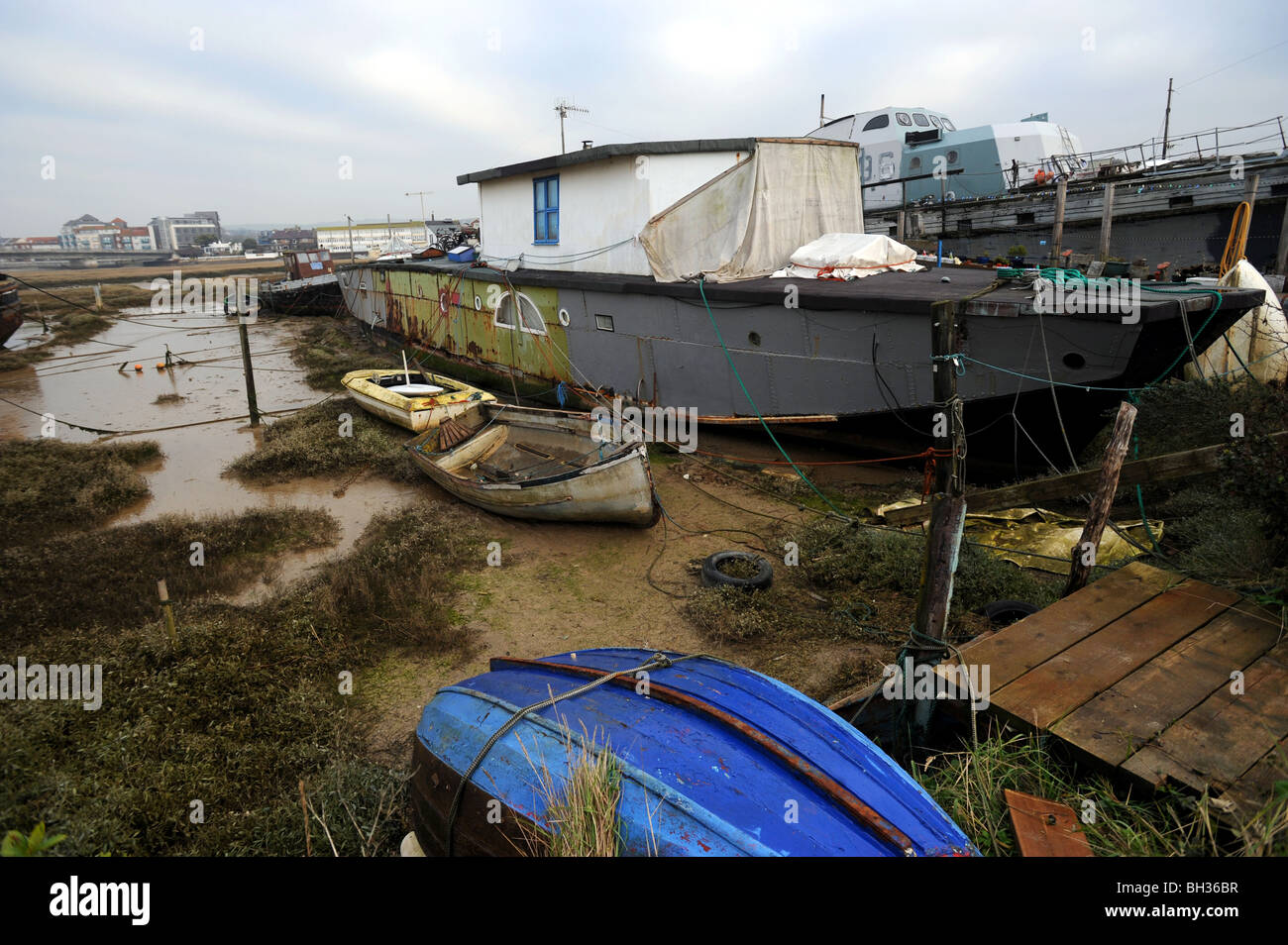 Hausboote auf dem Fluss Adur in Shoreham auf dem Seeweg vor Anker Stockfoto