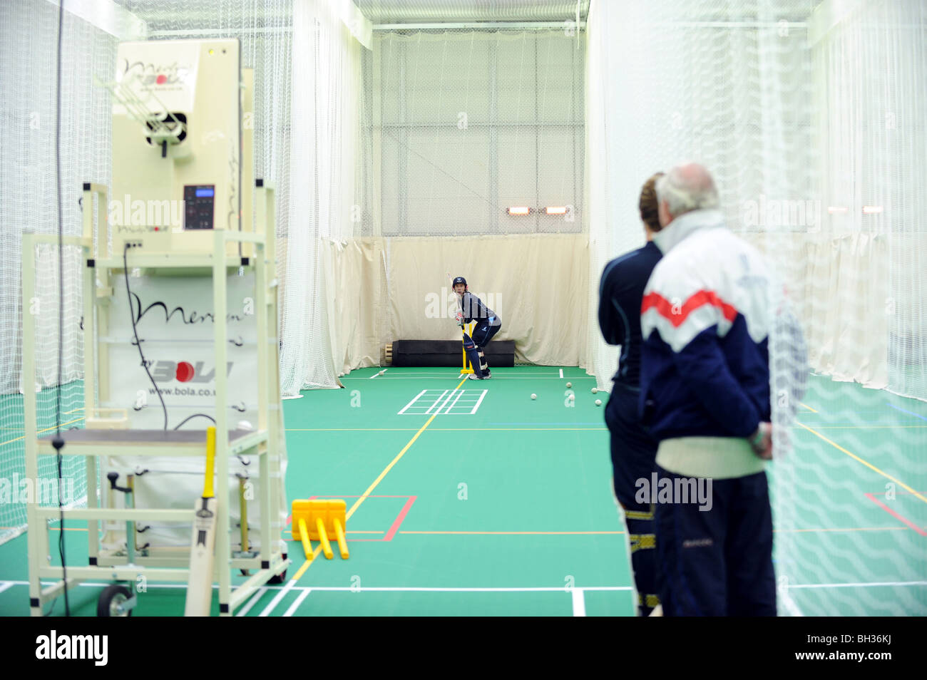 Sussex-Cricket-Trainer mit Merlyn von BOLA Spin bowling-Maschine in der Praxis-Netze in der Reithalle Stockfoto