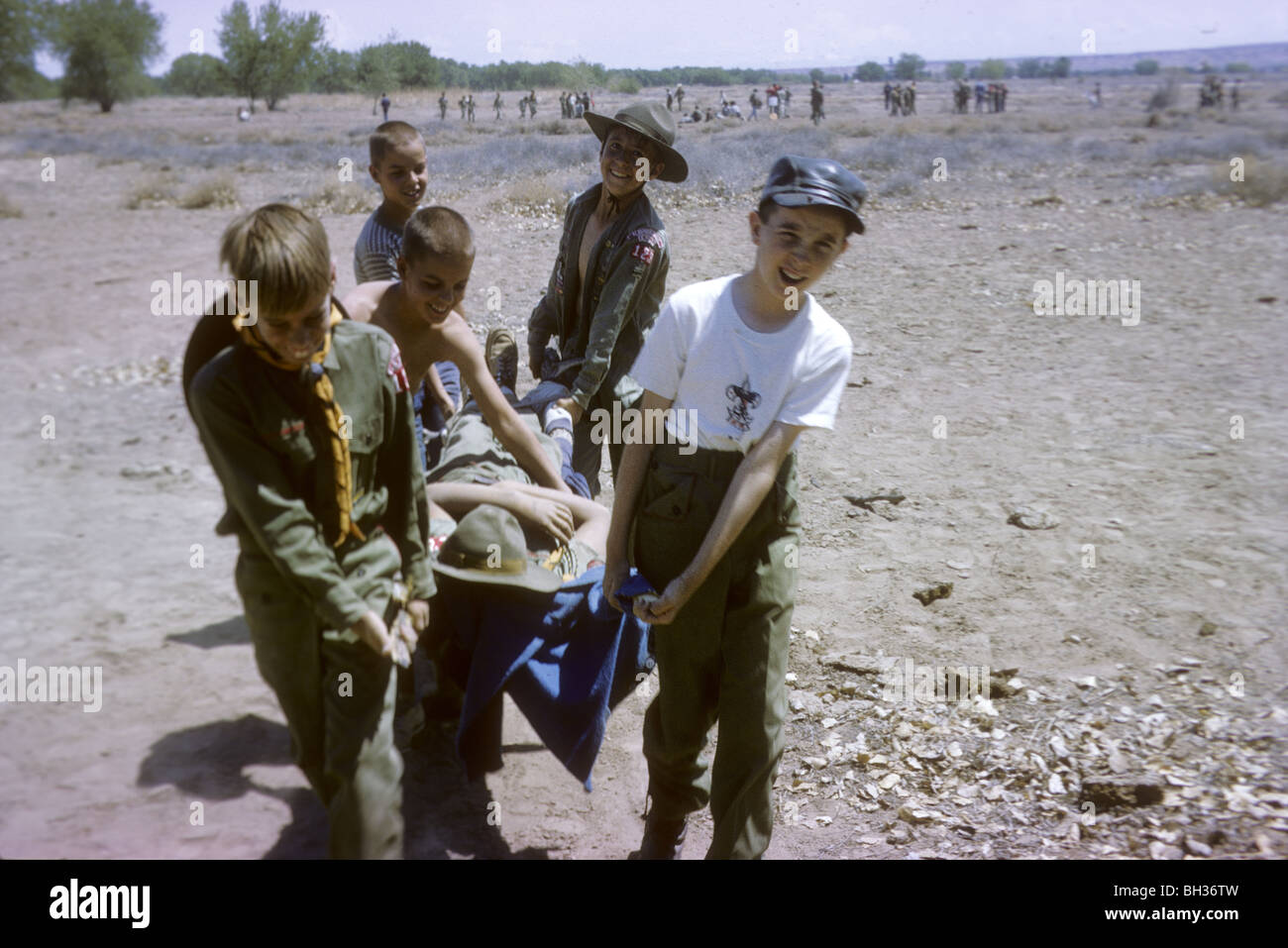 Pfadfinder der Truppe 123 lernen erste Hilfe während einer 1965 Camporee am Sandia-Reservat in New Mexico. Erste-Hilfe-Verdienst-Abzeichen Stockfoto