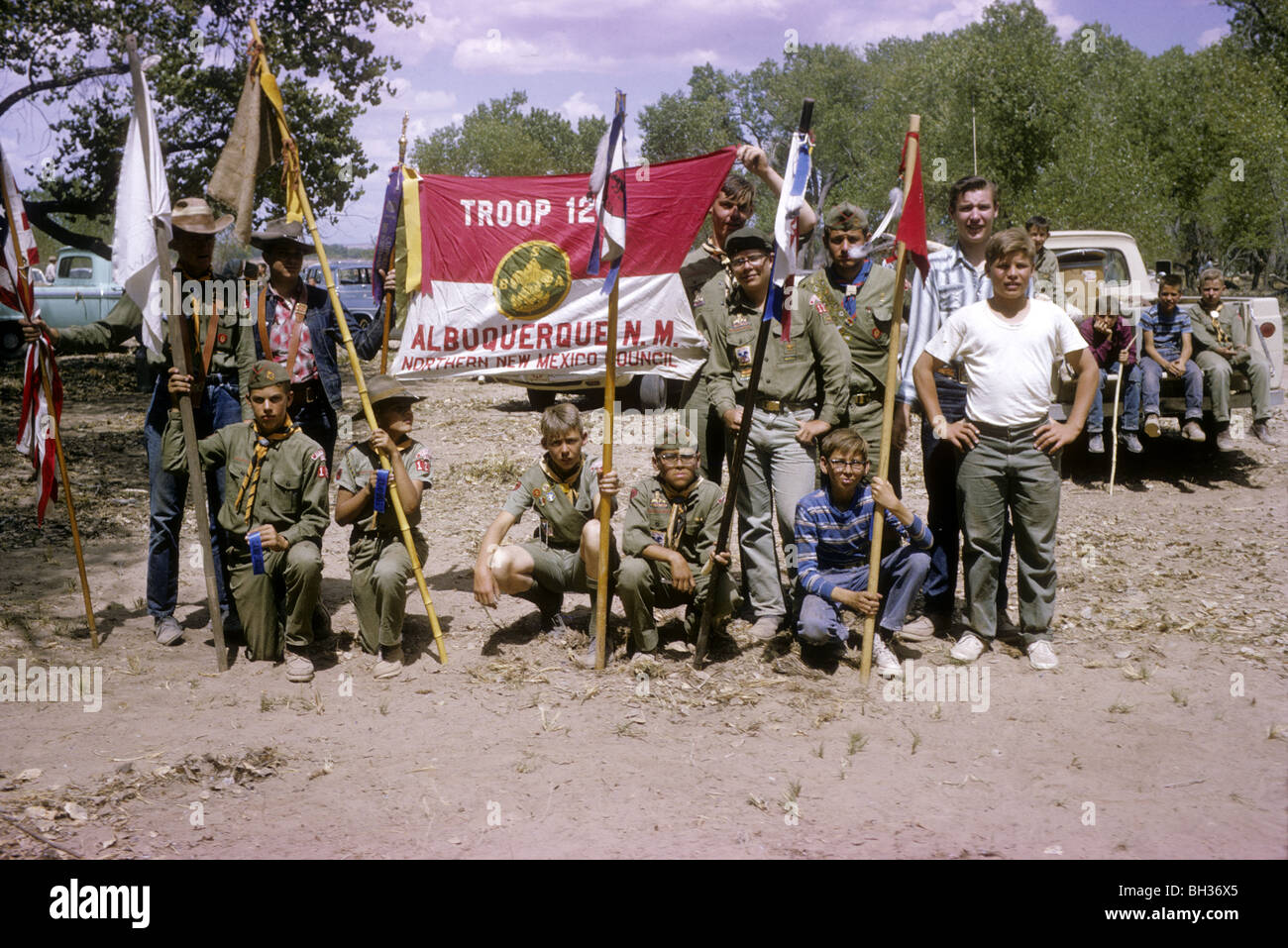 Boy Scout Truppe 123 posiert für ein Gruppenfoto während einer 1965 Camporee am Sandia-Reservat in New Mexico. Stockfoto