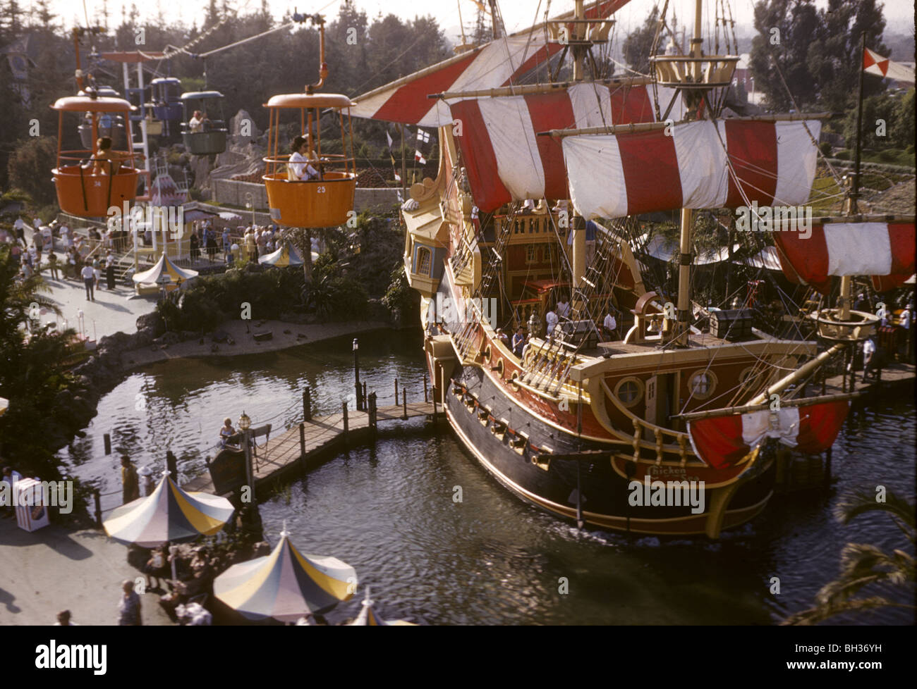 Huhn im See-Restaurant von Skyway mit Gondeln im Hintergrund gesehen. Disneyland Urlaub Kodachromes von 1962. Stockfoto