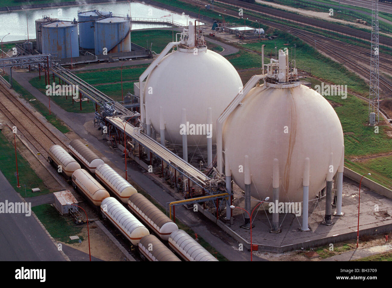 SCHIENENVERKEHR DER WAGEN VOLL VON CHEMISCHEN PRODUKTEN, GRANDE PAROISSE DÜNGEMITTELFABRIK, GRANDPUITS (77), FRANKREICH Stockfoto