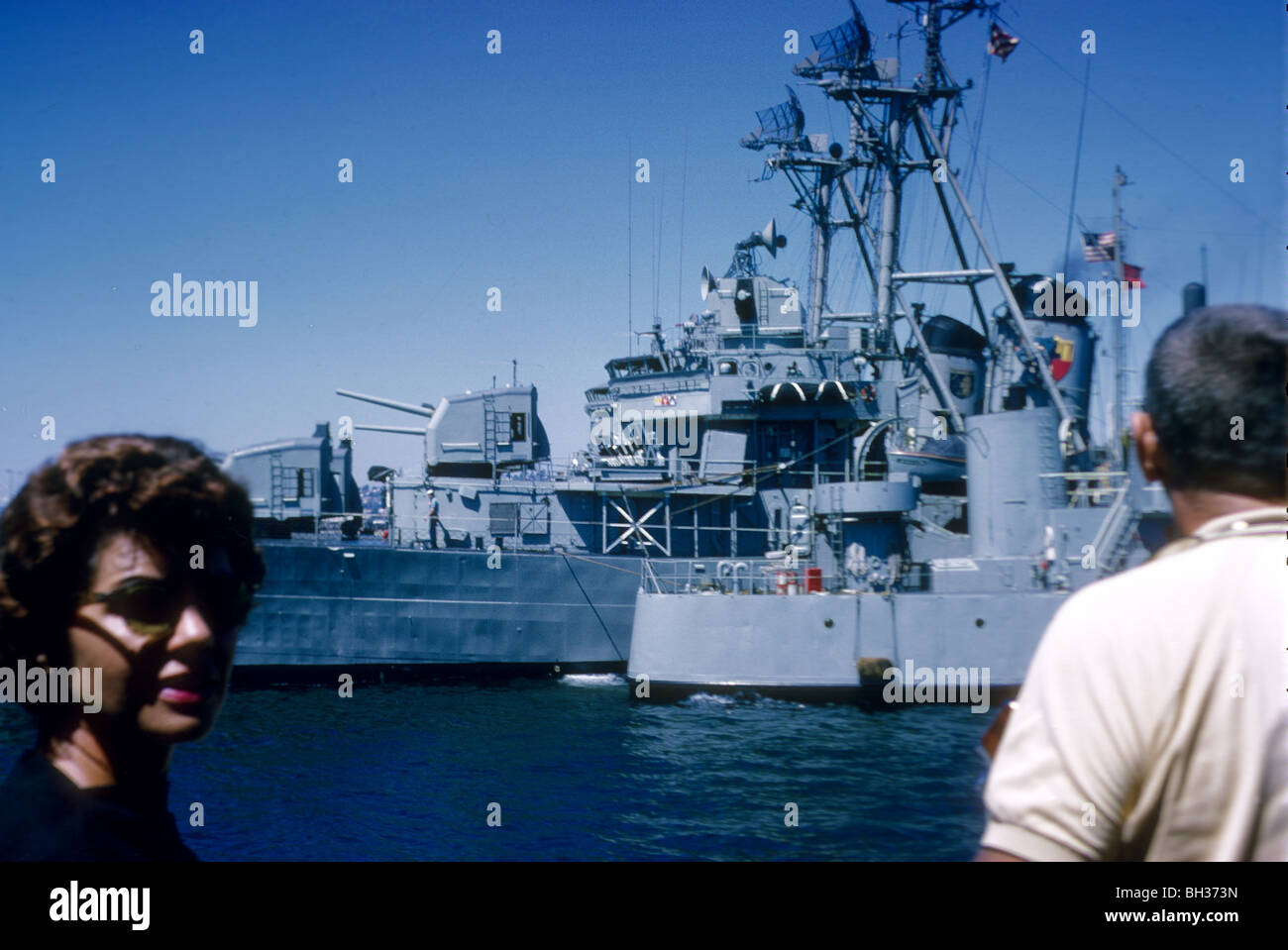 Schiffe der US Navy sind in einer Bucht bei San Diego, Kalifornien im Jahr 1962 angedockt. Naval Dock Schiffe USS Tourismus Reisen Schlacht Zerstörer Stockfoto