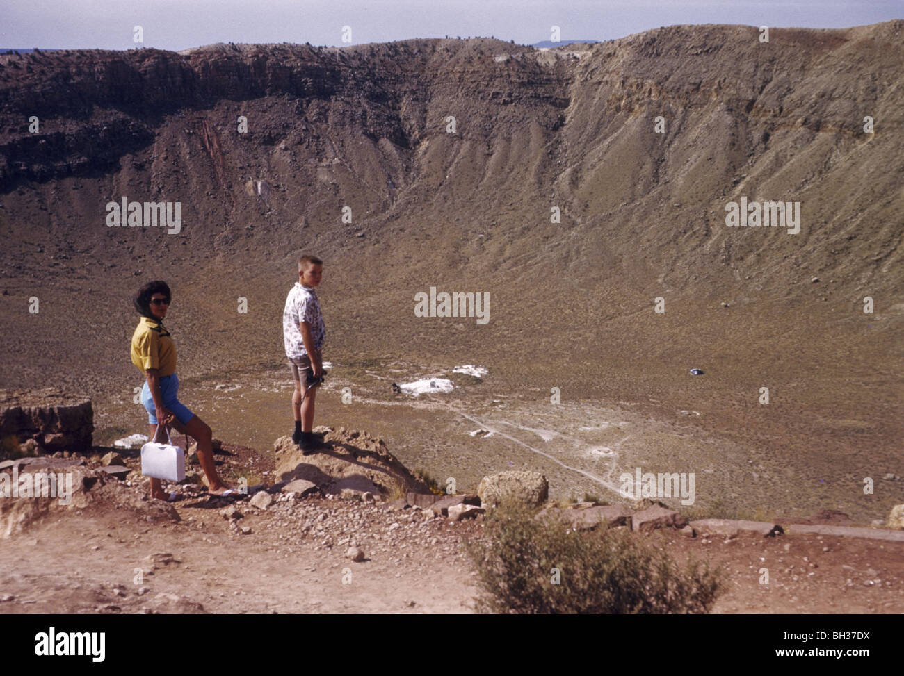 Eine Mutter und ihr Sohn Arizona Meteor Krater während eines Urlaubs im Jahr 1962. Reisen Sie Reisen Tourismus Tourismus-Landschaft horizontal Stockfoto