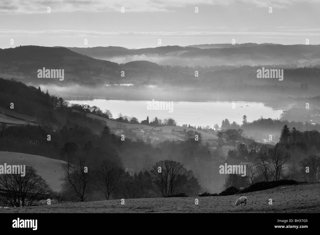 Blick auf einen nebligen Windermere, vom Kirkstone Pass oberhalb von Ambleside, im English Lake District National Park Stockfoto