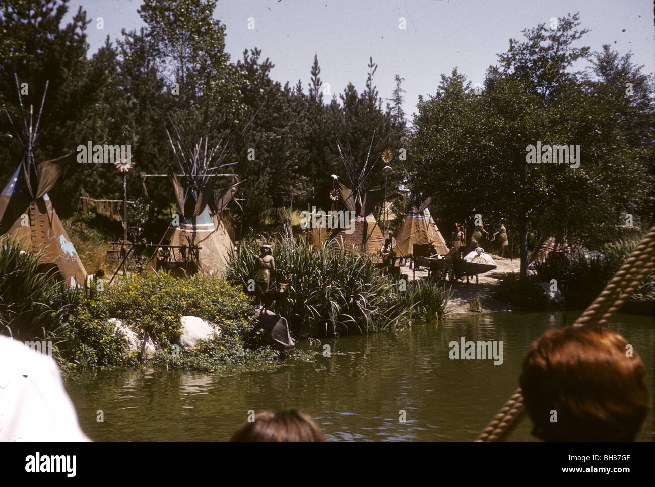 Postmoderne Simulacra von einem Indianer-Camp. Disneyland Urlaub Kodachromes von 1962. Stockfoto