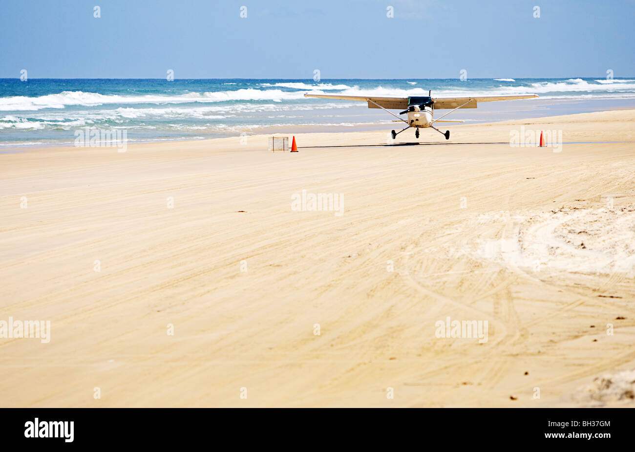 Schuss von einem Kleinflugzeug, die Landung am Strand auf Fraser Island, Australien Stockfoto