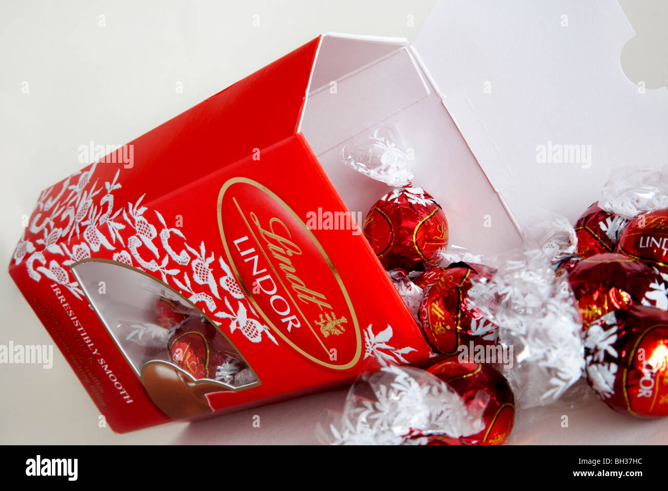 Einen geöffneten Box Lindt Lindor Milch Schokolade Trüffel. Stockfoto