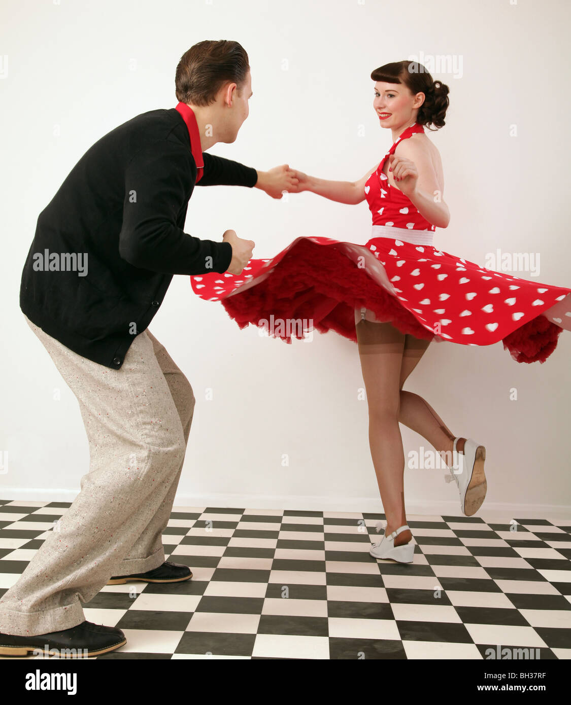 Jungen und Mädchen in 50er Jahre Kleidung Tanz Stockfoto