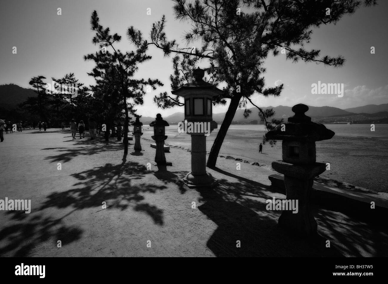 Stein-Laternen und Seto-Inlandsee (Seto Naikai) bei Ebbe. Insel Itsukushima (Miyajima). Präfektur Hiroshima. Japan Stockfoto