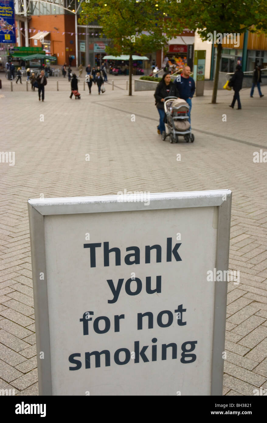 Melden Sie danke Menschen nicht Rauchen in und um Bullring Shopping Centre Birmingham England UK Europe Stockfoto