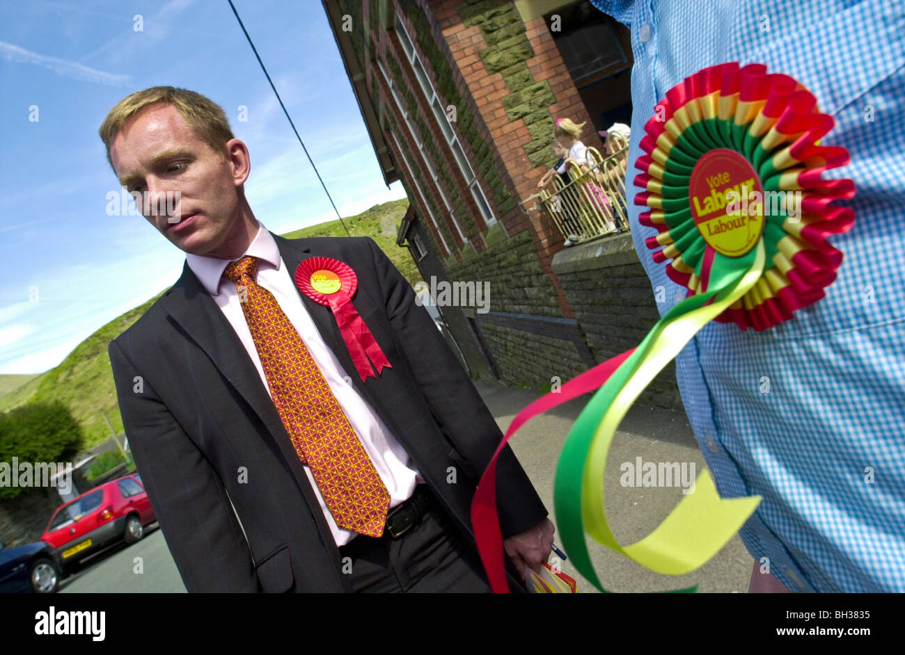 Labour-Partei Kandidat für Rhondda Chris Bryant Wahlkampf außerhalb der Schule während der Parlamentswahlen 2001 Stockfoto