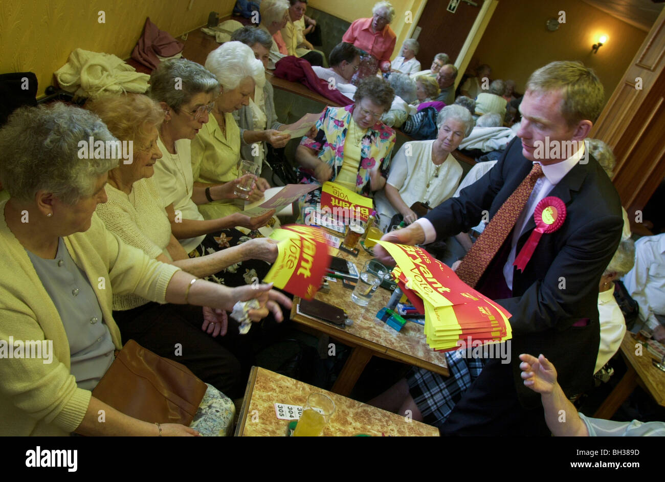 Chris Bryant, Labour-Partei Kandidat für Rhondda Ausschank Plakate an Damen im Club vor einer Bingo-Nachmittag Stockfoto