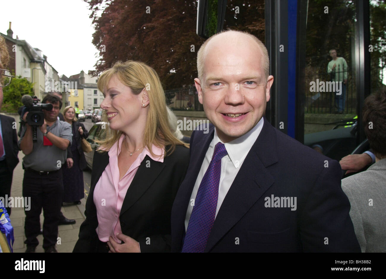 Konservative Parteichef William Hague und Frau Ffion Monmouth in 2001 Wahlen zu besuchen Stockfoto