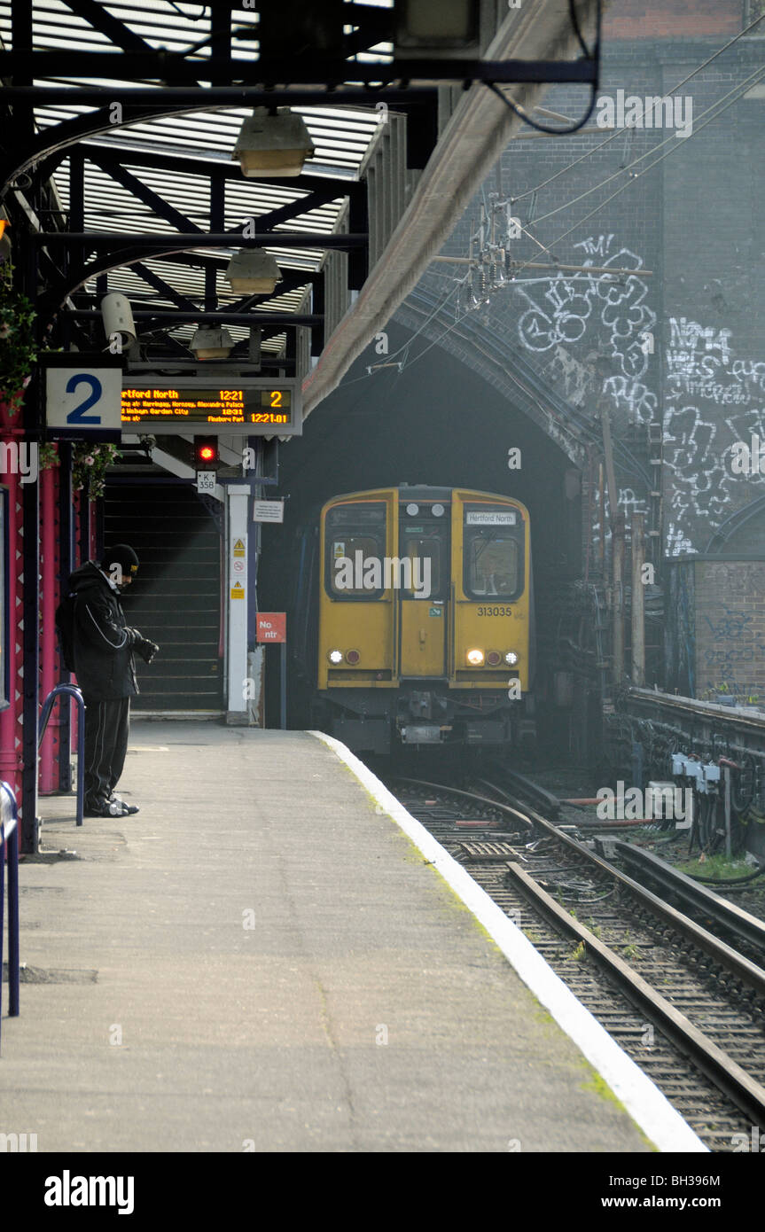 Plattform Drayton Park Station mit dem Zug Ankunft Highbury Islington London England UK Stockfoto