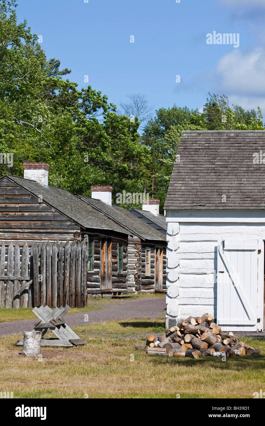 Amerikanisches historisches Fort Wilkins Copper Harbor Michigan die Holzhäuser aus Baumstämmen sehr hochauflösende Bilder Bilder im vertikalen Format in den USA hochauflösende Bilder in den USA Stockfoto