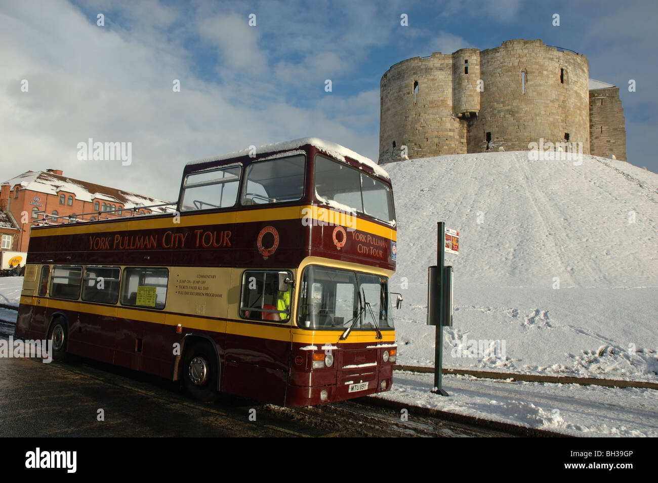 York Pullman City Tour öffnen Busses, parkte am Cliffords Turm, York, Yorkshire, England, UK Stockfoto