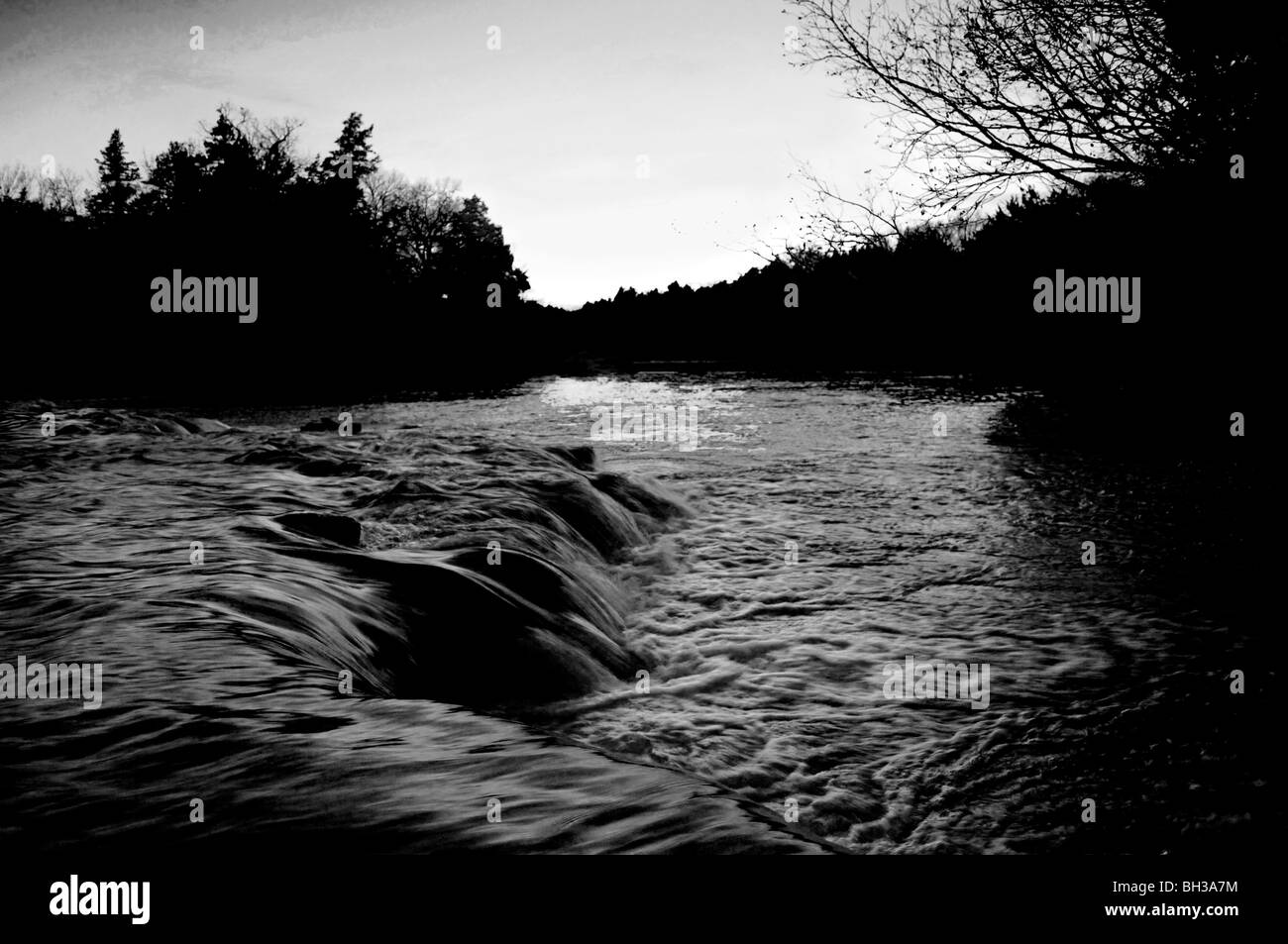 Schöne Forellenbach ist von Schadstoffen, gefühllose Kapitalgesellschaften gesetzlich geschützt und ist ein Refugium für die Arbeiterklasse Öffentlichkeit. Stockfoto