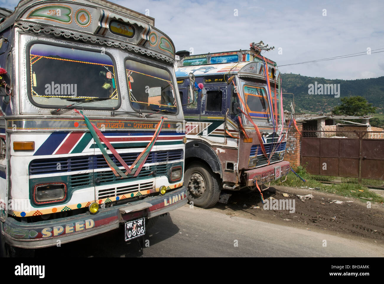 Bunt geschmückten LKW auf der Straße von Kathmandu nach Pokhara, Nepal Stockfoto