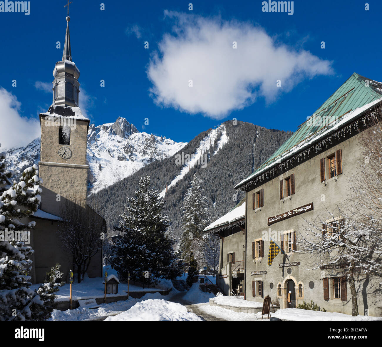 Kirche & Maison De La Montagne in der Nähe des Stadtzentrums mit Le Brevent Skigebiet hinter Chamonix Mont Blanc, Haute Savoie, Frankreich Stockfoto