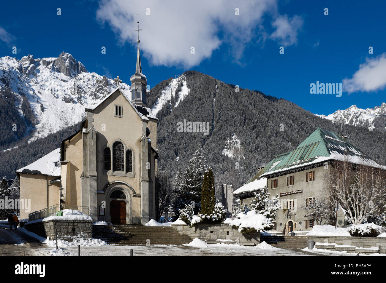 Kirche & Maison De La Montagne in der Nähe des Stadtzentrums mit Le Brevent Skigebiet hinter Chamonix Mont Blanc, Haute Savoie, Frankreich Stockfoto