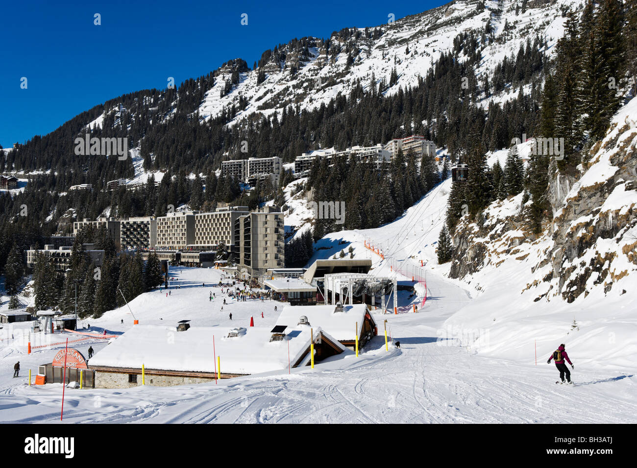 Blick über das Resort von Flaine unterhalb der Grandes Platieres Gondel, Grand Massif Skiregion, Haute Savoie, Frankreich Stockfoto