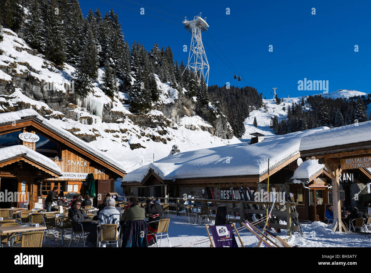 Bars & Restaurants am Rand der Piste unter der Grandes Platieres Gondel, Flaine, Grand Massif Ski Region, Frankreich Stockfoto