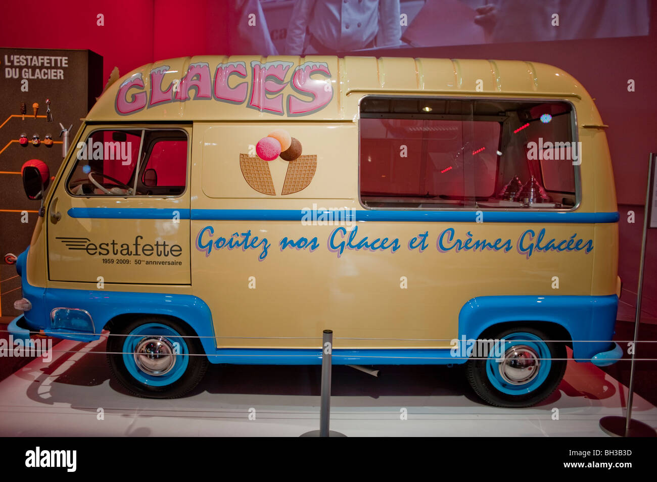 Paris, Frankreich, Pariser 1960er Jahre alter Eiswagen im Renault Company Showroom, Classical Cars Collection, Vintage-Schild Food Truck, french Cars Retro Stockfoto