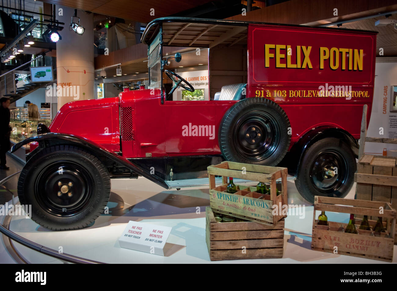 Paris, Frankreich, Old French Delivery Truck im Renault Car Company Showroom, Classical Cars Collection, Vintage-Schild „Felix Potin“ Stockfoto