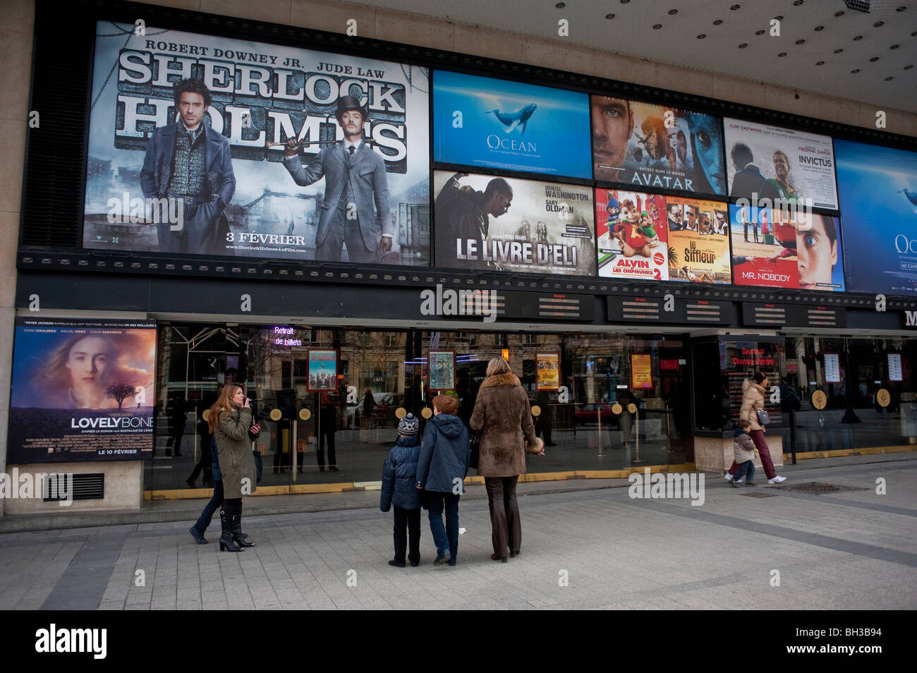 Paris, Frankreich, Menschen im Kino, vor dem Kino Gaumont Champs-Elysees, Familie geht ins Kino, Filmplakate, Kino-Festzelt, Straßenplakate, internationale Werbung, Filmschild Stockfoto