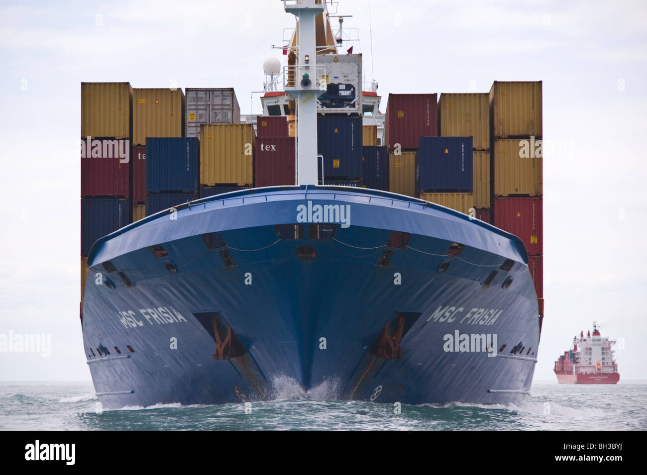 Ein Blick auf den Bogen eines Containerschiffes auf engstem Raum durch das Wasser bewegen. Stockfoto