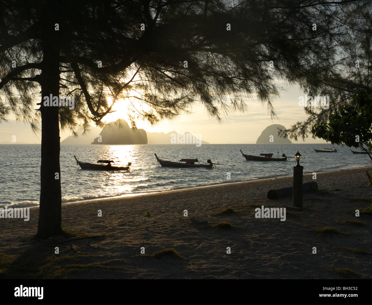 Sonnenaufgang auf der Insel von Ko Hai, Andamanensee, Thailand Stockfoto